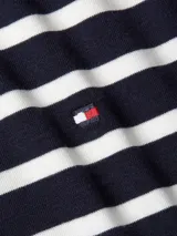 Remera Tommy Hilfiger de corte slim con cuello barco y mangas tres cuartos. Diseño a rayas horizontales azules y blancas con logo bordado en el pecho.