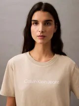 Remera color beige de algodón con logo "Calvin Klein Jeans" estampado en blanco en el pecho.
