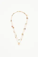 Collar doble de hilo dorado con dijes de corazones y piedras facetadas de colores.