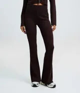 Pantalón flare azul de microfibra, con cintura ancha y sin estampado.