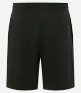 Bermuda masculina de corte slim fit, color marrón, confeccionada en algodón con felpa. Presenta cintura elástica con cordón ajustable y bolsillos laterales.