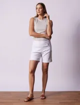 Short negro de gabardina elastizada con pretina ancha y bolsillos delanteros.