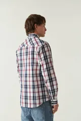 Camisa de manga larga a cuadros rojos y negros, de corte slim fit, con cuello abotonado y logo bordado en el pecho. Confeccionada en algodón.