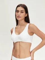 Top deportivo blanco sin costuras, con breteles anchos y escote redondo.