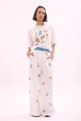 Pantalón blanco de corte amplio con estampado de motivos marinos.