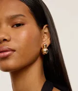 Set de tres pares de aros tipo caravana con esferas bicolores de diferentes tamaños.