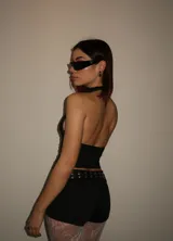 Top negro con escote halter y espalda descubierta.