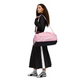 Bolso deportivo Puma Fundamental Small Sport color rosa con detalles en blanco y negro. Tiene doble asa de mano y correa de hombro ajustable.