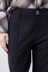 Pantalón negro de corte recto con tajos en el ruedo.