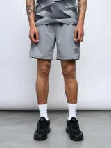 Short deportivo gris de entrenamiento, marca Umbro, con logo estampado en la pierna izquierda. Confeccionado en tejido elástico de cuatro direcciones y pretina en contraste.