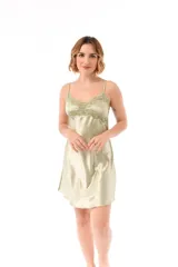 Camisón de seda color verde con puntilla y tirantes finos, diseño corto y holgado.