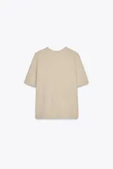 Camiseta color beige de lino con cuello en V y mangas cortas.