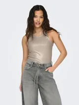 Musculosa color beige de tejido acanalado.