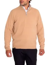 Sweater color beige de cuello alto con medio cierre, confeccionado en hilado italiano que combina lana extrafina y cashmere.