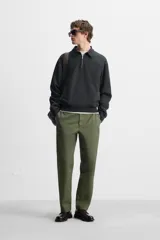 Sudadera negra de algodón con cuello polo y cierre de cremallera.