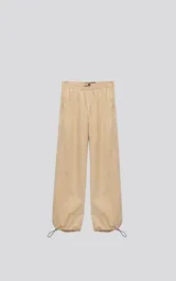 Pantalón de corte sastrero color amarillo claro, de tela suave tipo gamuza, con bolsillos laterales, cintura elástica ajustable y cierre con botón.