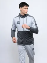 Campera Umbro con capucha, de french terry con cortes y cambio de color en azul y negro. Cierre frontal completo y logo estampado en el pecho.