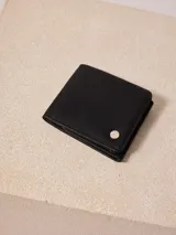 Billetera triplicable de cuero sintético color marrón con múltiples compartimentos internos.