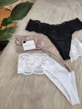 Pack de tres bombachas tipo colaless de encaje y algodón en colores blanco, negro y nude.