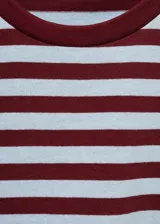 Camiseta de algodón a rayas horizontales color borgoña y blanco, con cuello redondo y mangas cortas con dobladillo.