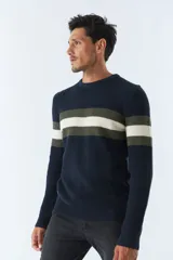 Sweater de punto negro con cuello redondo y mangas largas. Presenta dos franjas horizontales en el pecho, una color borgoña y otra gris.