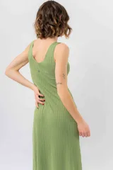Vestido midi verde oliva de tejido acanalado, con escote en V y silueta al cuerpo con caída fluida.