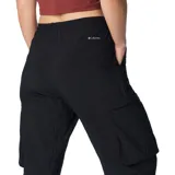 Pantalón cargo verde oliva de corte recto, con cintura elástica ajustable con cordón, bolsillos laterales y bolsillos cargo con cierre.