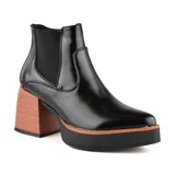 Botín Chelsea de cuero sintético negro con elástico lateral, punta fina y plataforma con taco cuadrado de madera.
