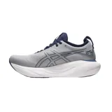 Championes de running Asics Gel-Nimbus 25, color blanco con detalles en negro, rojo y celeste.