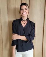 Blusa atemporal de color negro, con manga larga, cuello en V y diseño fresco.
