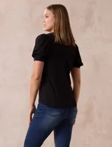 Remera de modal negra, marca Tahari, con cuello redondo y mangas cortas abullonadas con puño.