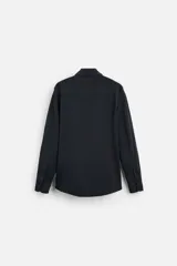 Camisa azul marino slim fit de manga larga con cuello italiano abierto y cierre frontal con botones.