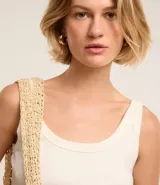 Musculosa negra de rib de algodón, con escote redondo.
