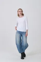 Remera negra de manga tres cuartos con cuello redondo a la base.