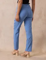 Pantalón verde esmeralda de gabardina elastizada, corte recto y pretina ancha con faja interna modeladora.
