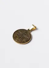 Dije redondo dorado con el símbolo del Tetragramatón grabado en el centro.