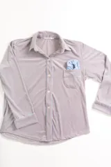 Pijama celeste de terciopelo, compuesto por una camisa de manga larga con botones y vivo blanco, bolsillo en el pecho y un pantalón recto con elástico en la cintura.