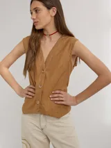 Chaleco color camel de lino, con corte relajado y bordado de una mariquita en el frente.