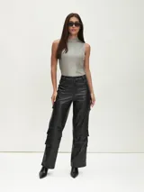 Pantalón negro de cuero sintético, corte ancho, con bolsillos cargo y tiro alto.