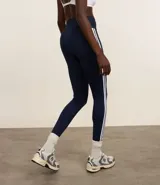 Calza deportiva color bordó con cintura alta y franjas blancas laterales.