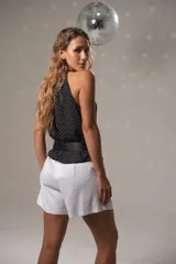 Short de tela similar al lino, color rojo, con pinzas delanteras y bolsillos laterales.