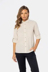 Camisa de lino color verde agua, de manga larga con botones para sujetar las mangas arremangadas.