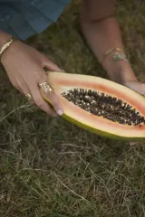 Anillo dorado con diseño abstracto con aberturas.