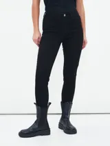 Jean skinny negro de tiro alto, con bolsillos delanteros y traseros.