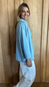 Blusón de manga 3/4 con cuello en V, color crudo.