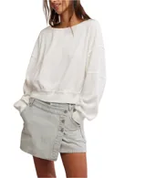 Buzo blanco de tejido térmico de algodón con textura. Tiene escote redondo ancho, mangas dolman caídas con puños elastizados, costuras expuestas y dobladillo con banda.