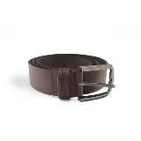 Cinturón de cuero negro con hebilla metálica rectangular color peltre.