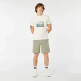 Remera blanca de algodón con estampado cuadrado de un bosque con niebla y la frase "DIVE INTO THE REALM OF THE UNSEEN".