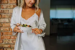 Camisón azul de satén con breteles finos y escote en V con puntilla blanca.