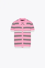 Top de punto color rosa con rayas horizontales negras y blancas, cuello polo, manga corta con ribete blanco y cierre frontal con botones.
